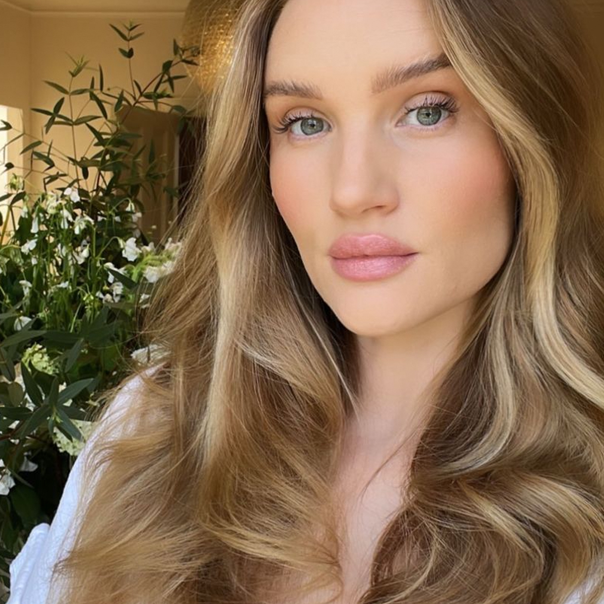 Rosie Huntington-Whiteley Breastfeeds Her & Jason Statham’s Baby Girl