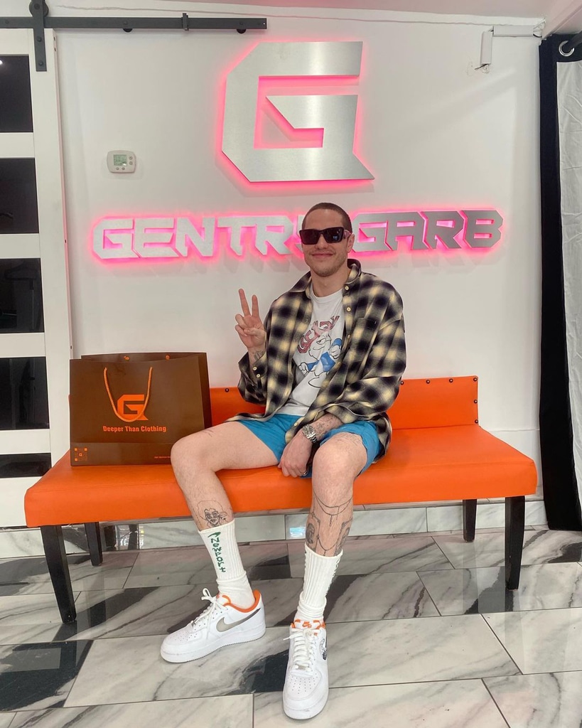 Comedian Pete Davidson makes Met Gala debut in black dress and shades Comedian Pete Davidson makes Met Gala debut in black dress and shades