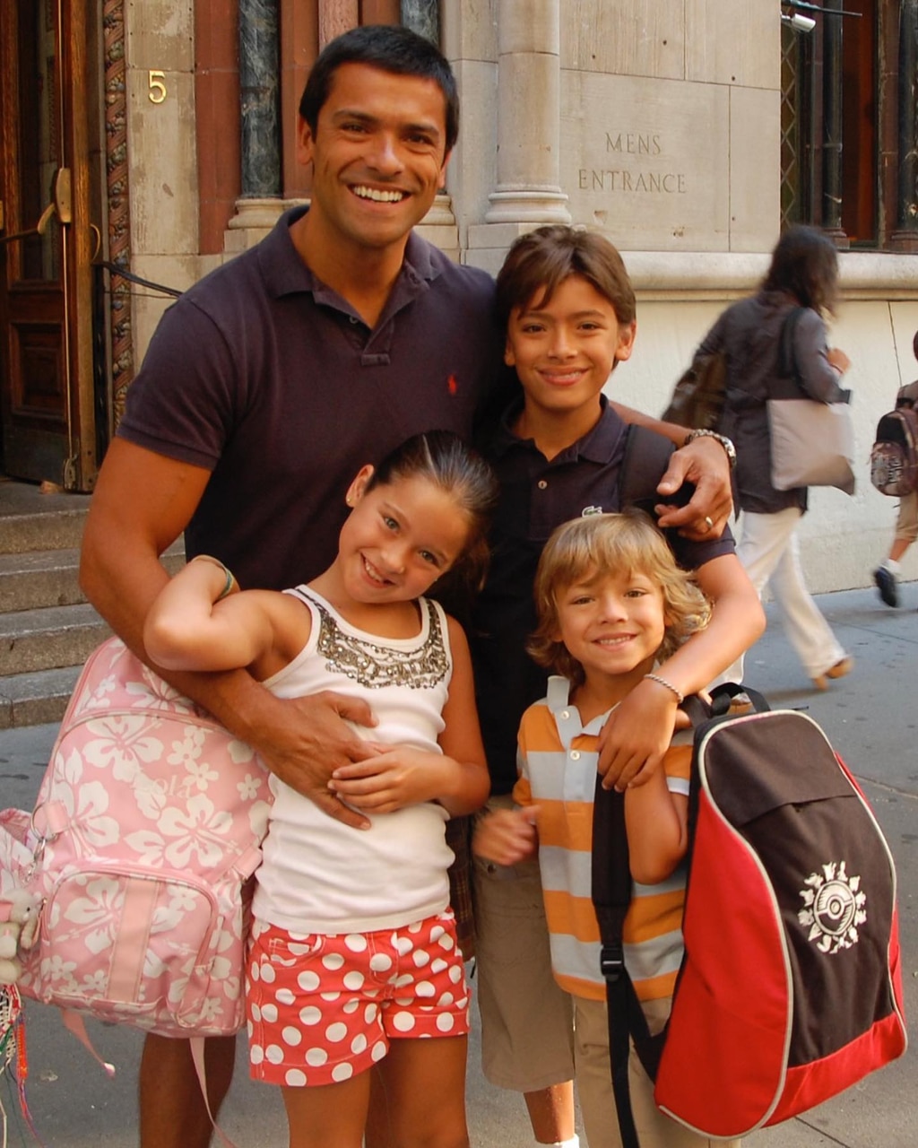 Kelly Ripa โต้ตอบลูกสาว Lola Consuelos โพสต์ภาพเปลือยท่อนบน