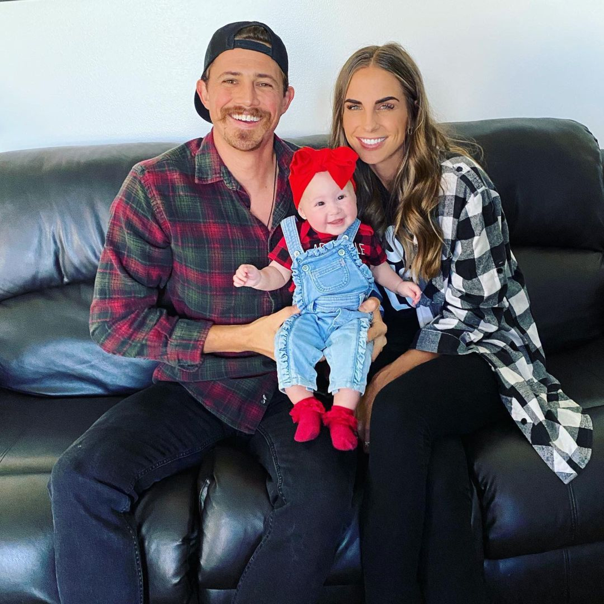 Jon, Jaclyn and their surrogate are in their third trimester : r/survivor