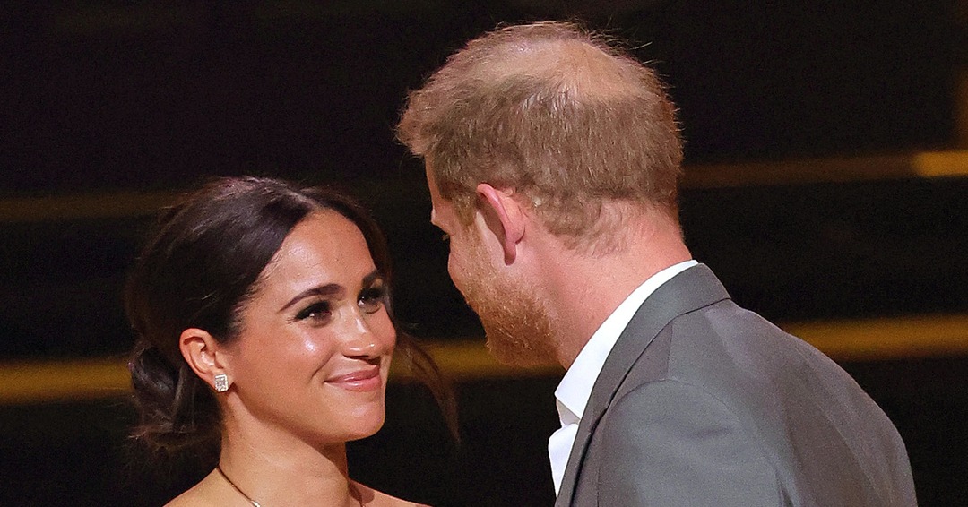 Meghan Markle and Prince Harry Kiss Onstage at Invictus Games Opening Ceremony thumbnail