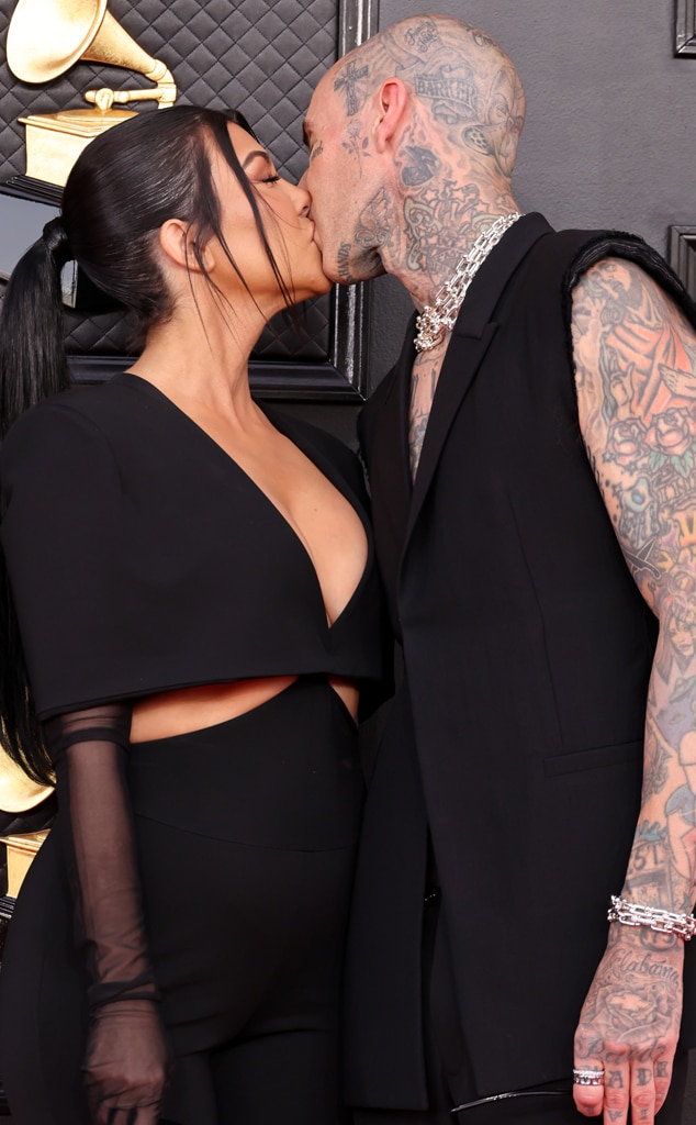 Kourtney Kardashian estreia a decoração de Halloween NSFW dela e de Travis Barker