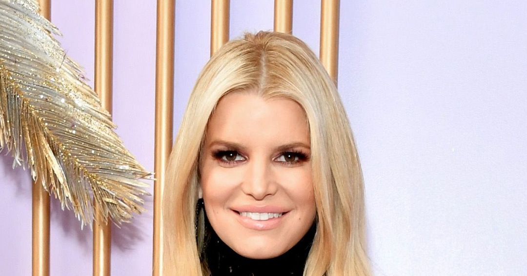 Jessica Simpson Proudly Shares Bikini Selfie After Gaining and Losing "100lbs 3x" thumbnail