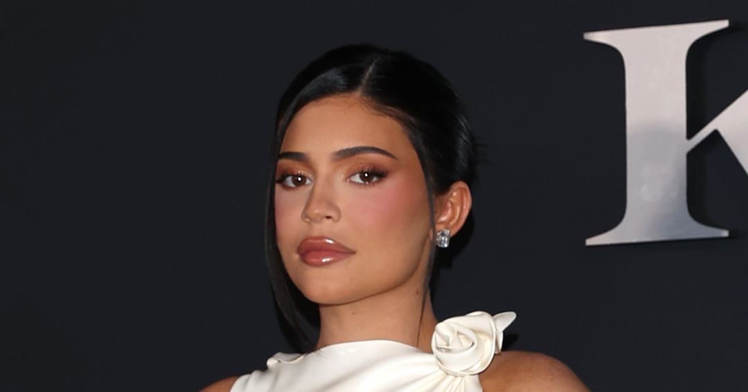 Kylie Jenner Shares New Photo of Baby Boy With Travis Scott thumbnail