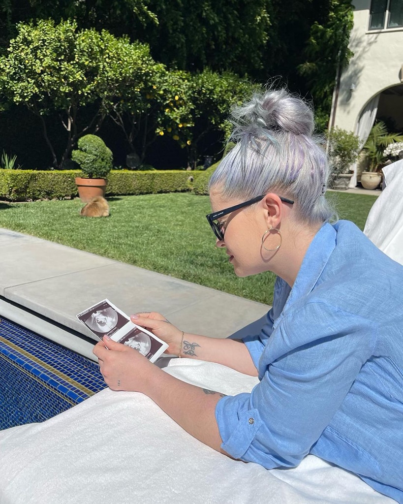 Kelly Osbourne และ Son Sidney ออกไปเที่ยวนอกบ้านเพื่อสนับสนุน Ozzy Osbourne