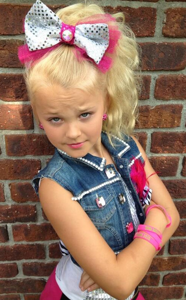 JoJo Siwa โต้ตอบมิวสิกวิดีโอที่ไม่ชอบมากที่สุดโดยพยักหน้าให้ Taylor Swift