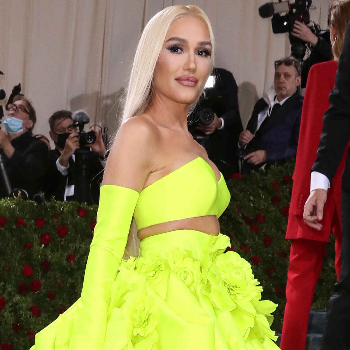 Gwen Stefani Is Truly Luxurious in Neon Green at 2022 Met Gala Gwen Stefani Is Truly Luxurious in Neon Green at 2022 Met Gala