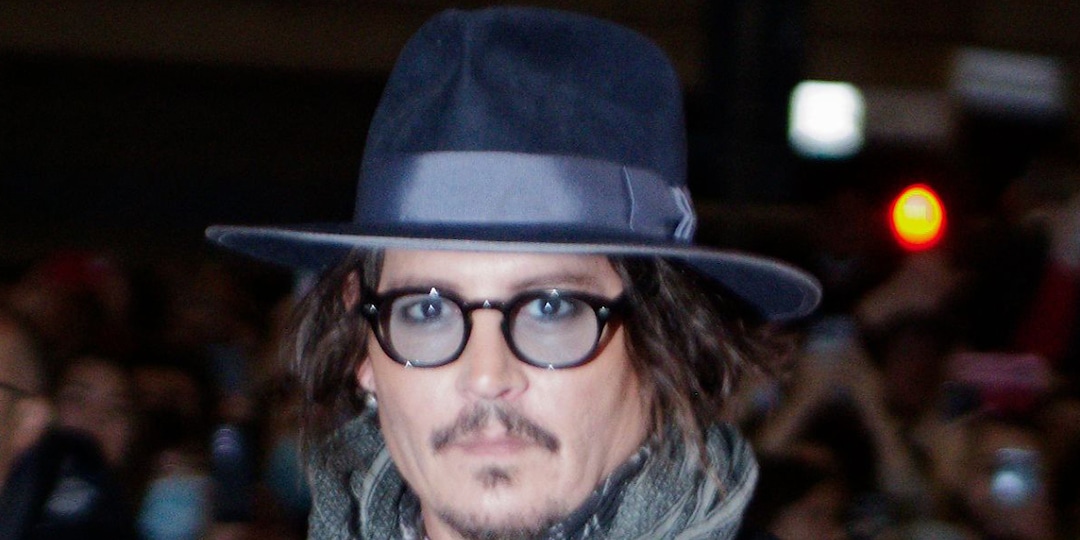 Johnny Depp Gives Surprise Performance in England Amid Amber Heard Trial - E! Online.jpg