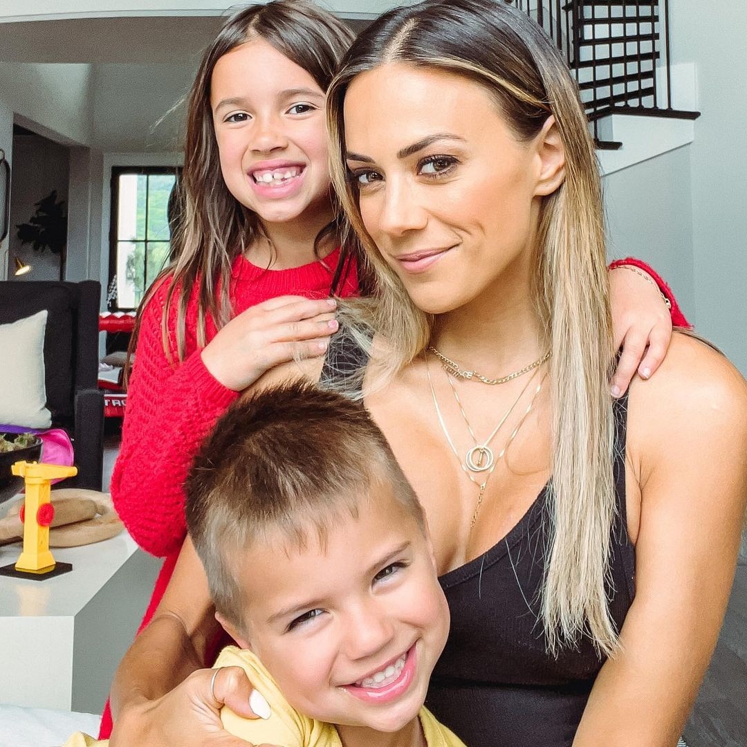 Sons All Grown Up in Rare Family Photo ... pic