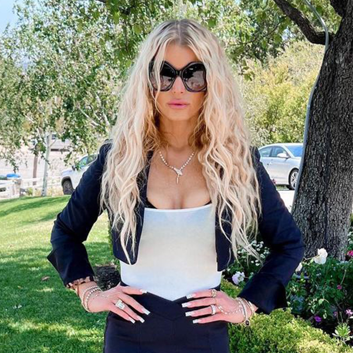 See Jessica Simpson Slip Back Into A Skirt From Newlyweds Era