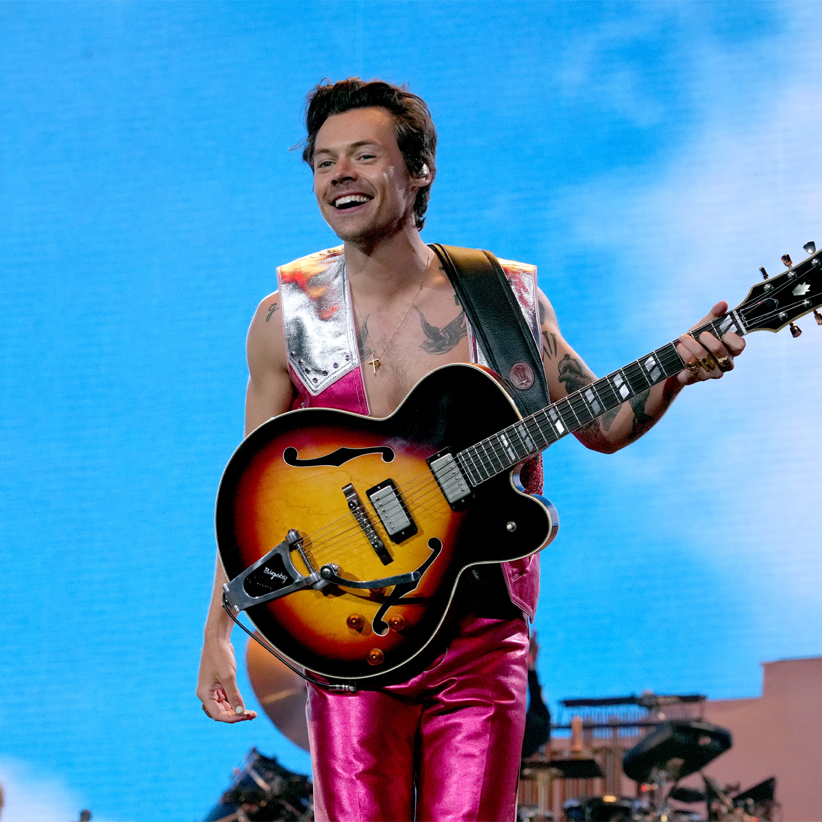 Harry Styles’ Golden Moments From His Love On Tour Are Award-Worthy