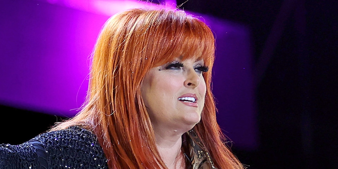 Wynonna Judd Honors Late Mom Naomi Judd During Surprise Performance at CMA Fest - E! Online.jpg
