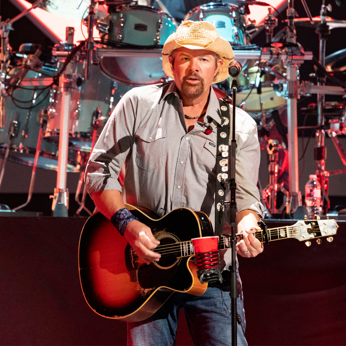 Toby Keith Reflects on “Debilitating” Battle With Stomach Cancer – E! Online