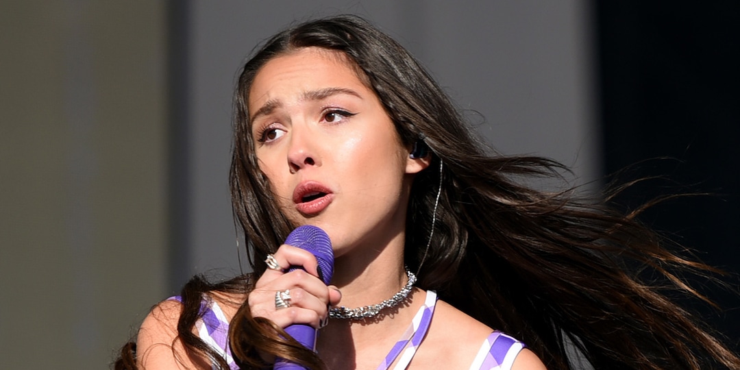 Olivia Rodrigo Dedicates Song Onstage to Supreme Court Justices Who Voted to Overturn Roe v. Wade - E! Online.jpg