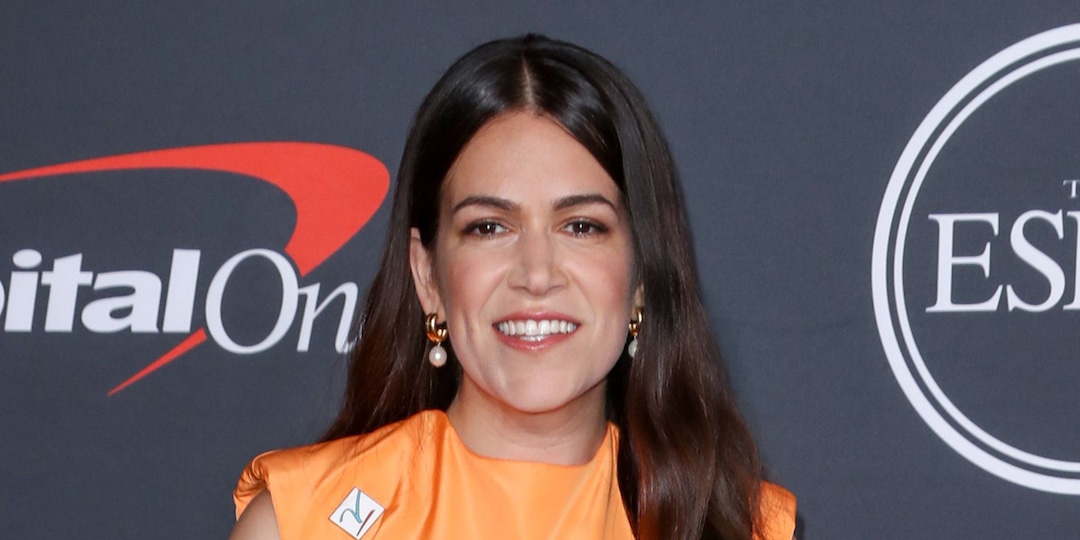 Abbi Jacobson Fires Back at "Angry" Critics of A League of Their Own Diverse Storylines - E! Online.jpg