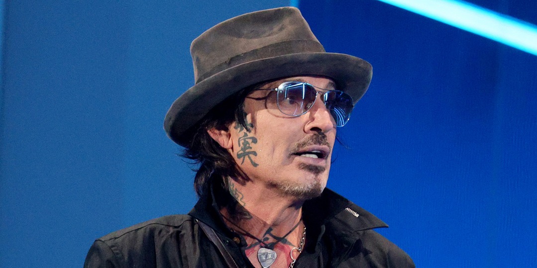 Tommy Lee Shares the Real Story Behind That Full-Frontal Selfie - E! Online