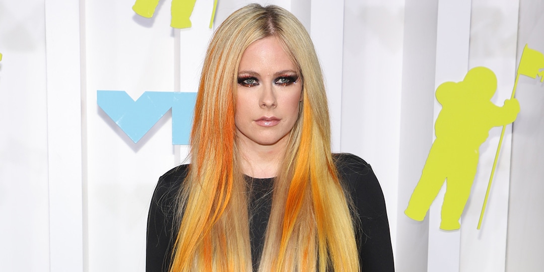 See Avril Lavigne Get Her Hair Chopped Off While on a Toilet Seat - E!  Online