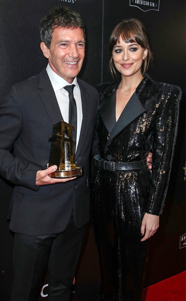 Antonio Banderas และลูกติด Dakota Johnson กลับมารวมตัวกันอีกครั้งในรูปน่ารัก