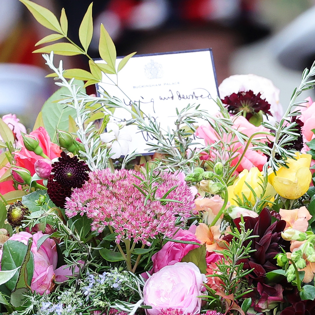 Here's What the Card Atop Queen Elizabeth II's Coffin Said