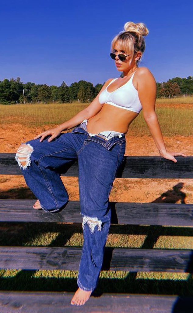 Millie Bobby Brown Rocks White Bra Top & Blue Jeans In Sexy New Photo –  Hollywood Life