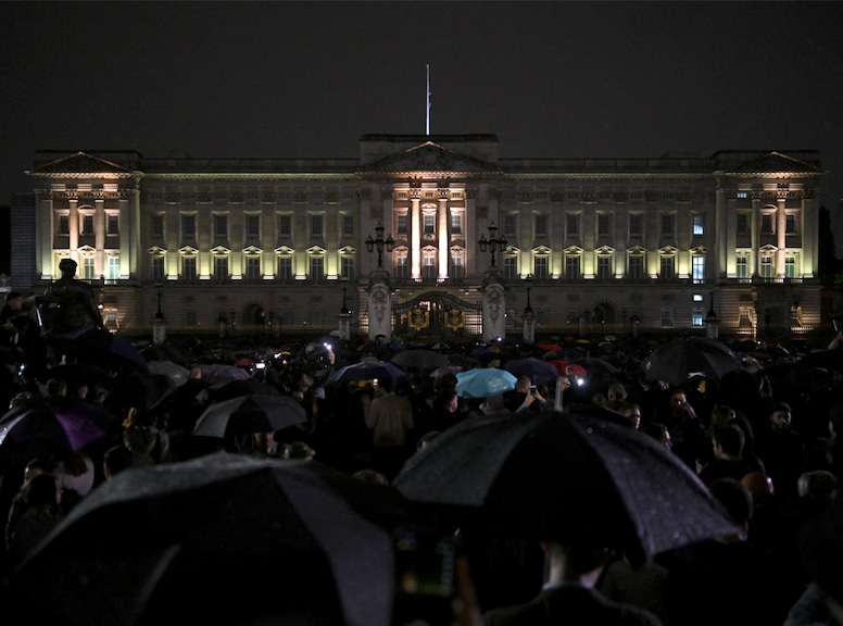 Royal Fans, Crowds outside Buckingham Palace, Queen Elizabeth
