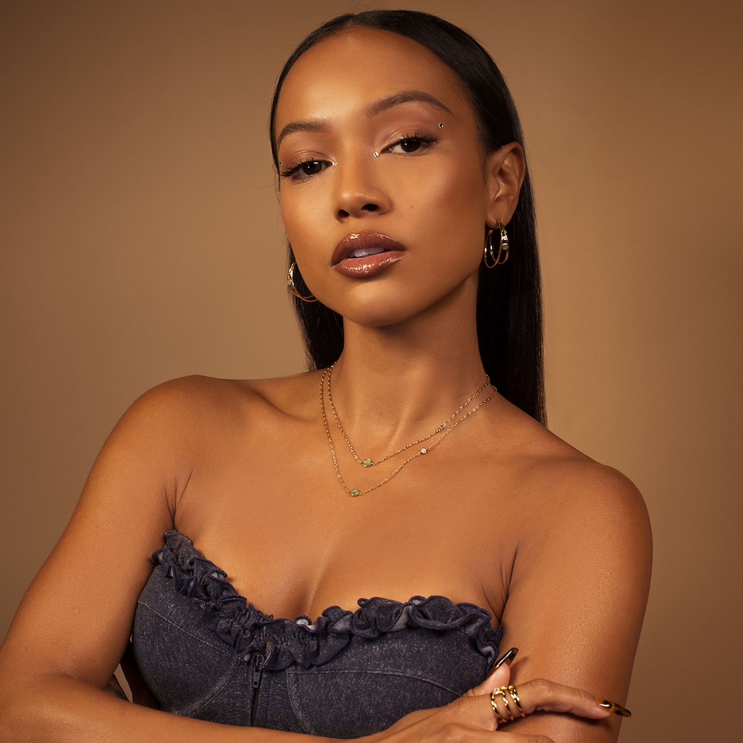 Inside Karrueche Tran’s Bag: A Magnificence Product & 17 Extra Should-Haves Inside Karrueche Tran’s Bag: A Magnificence Product & 17 Extra Should-Haves