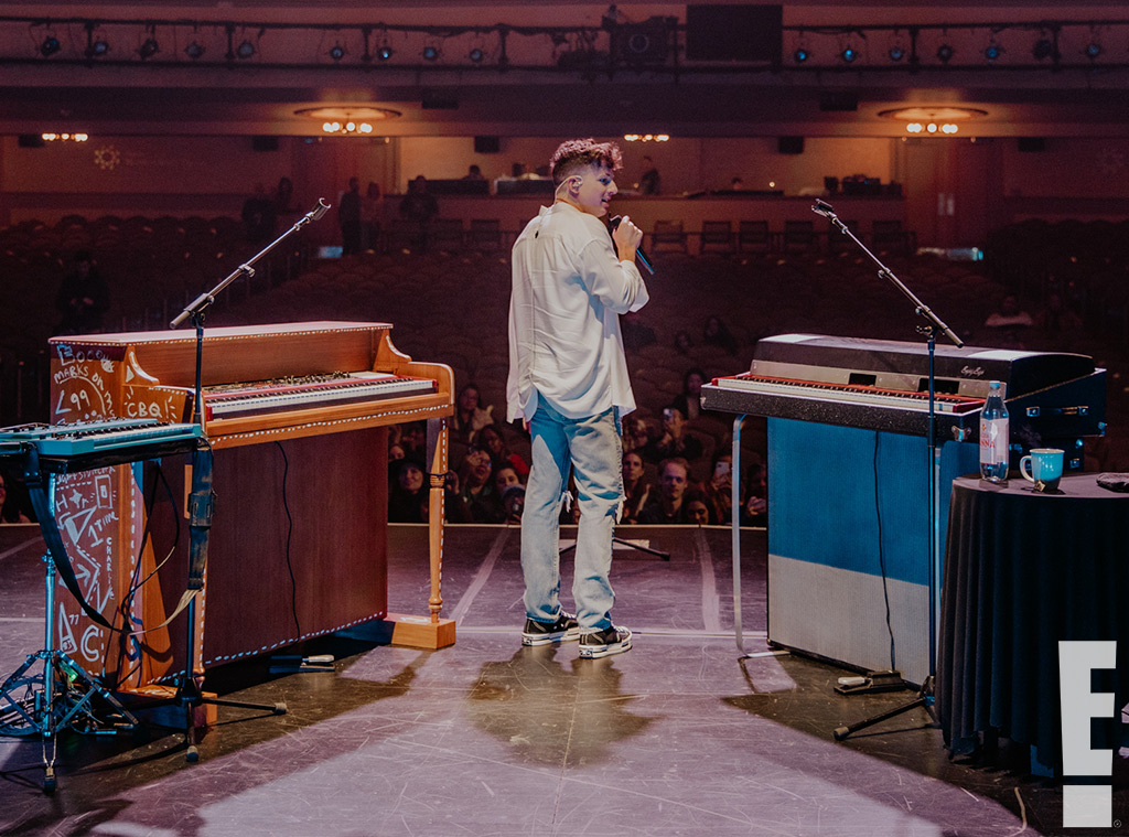 https://akns-images.eonline.com/eol_images/Entire_Site/2022926/rs_1024x759-221026165923-1024-backstage-pass-charlie-puth6.jpg?crop=776%3A576%3Bcenter%2Ctop&fit=around%7C776%3A576&output-quality=90