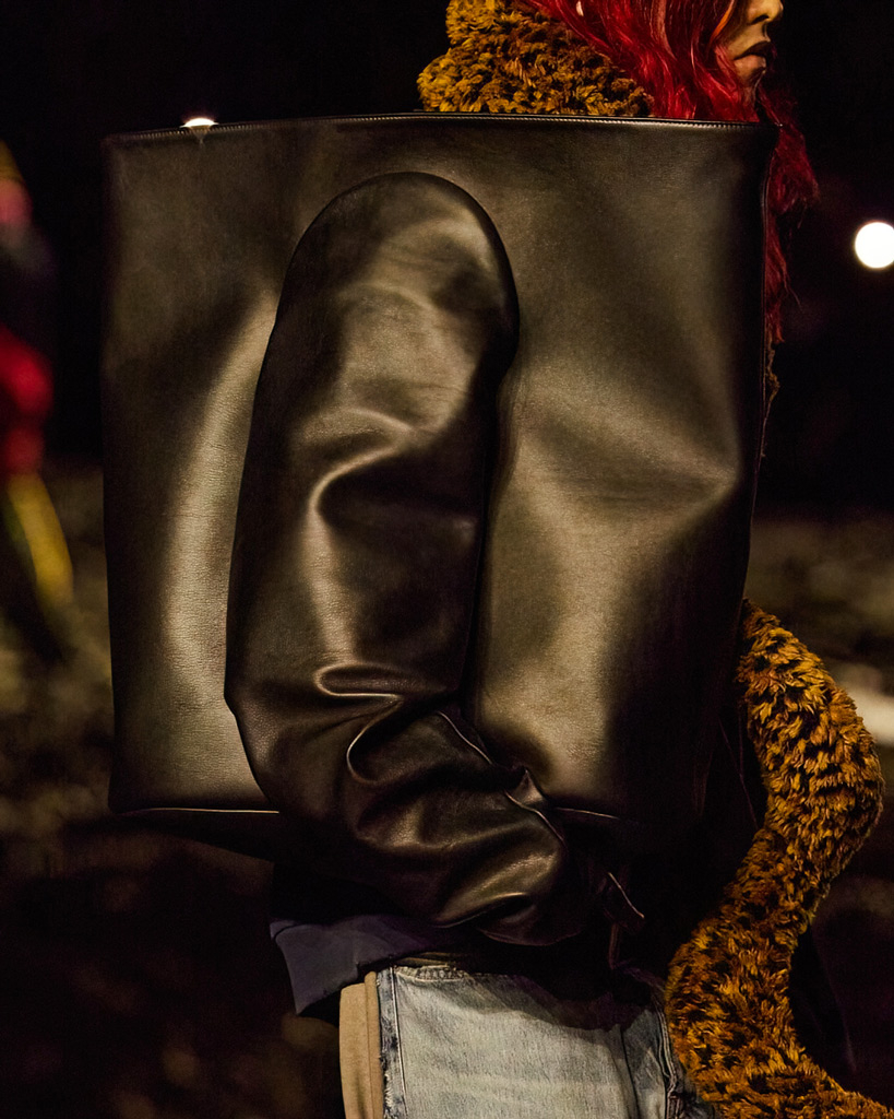 The Balenciaga arm bag 👀 #Balenciaga #designerfashion #balenciagabag