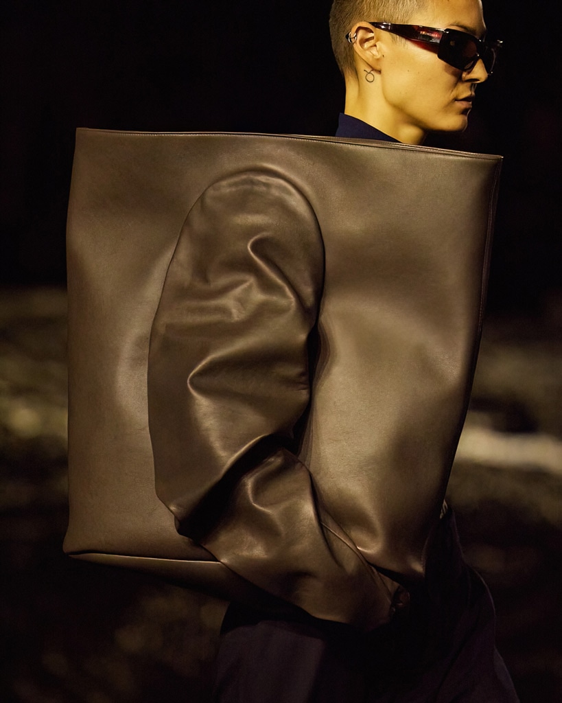 Habubu trække Giv rettigheder Balenciaga's Literal Take on the Handbag Is Something You Need to See - E!  Online