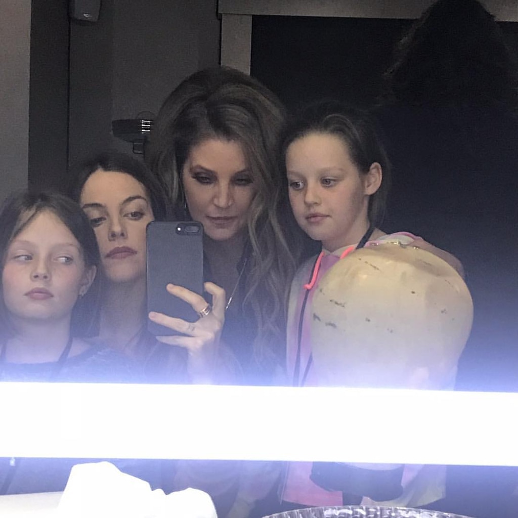 Riley Keough comparte fotos raras de hermanas gemelas más jóvenes