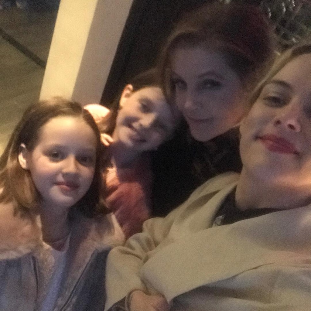 Riley Keough comparte fotos raras de hermanas gemelas más jóvenes