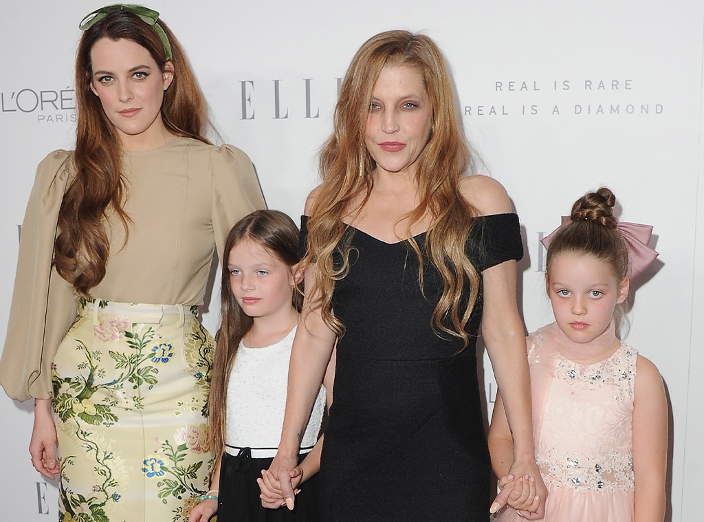 Riley Keough แบ่งปันภาพถ่ายหายากของน้องสาวฝาแฝด