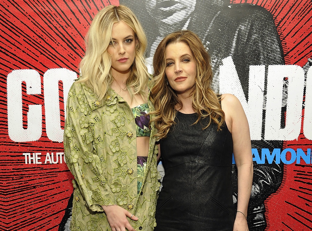 Riley Keough, Genç İkiz Kız Kardeşlerin Nadir Fotoğraflarını Paylaştı