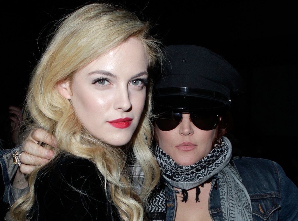 Riley Keough แบ่งปันภาพถ่ายหายากของน้องสาวฝาแฝด