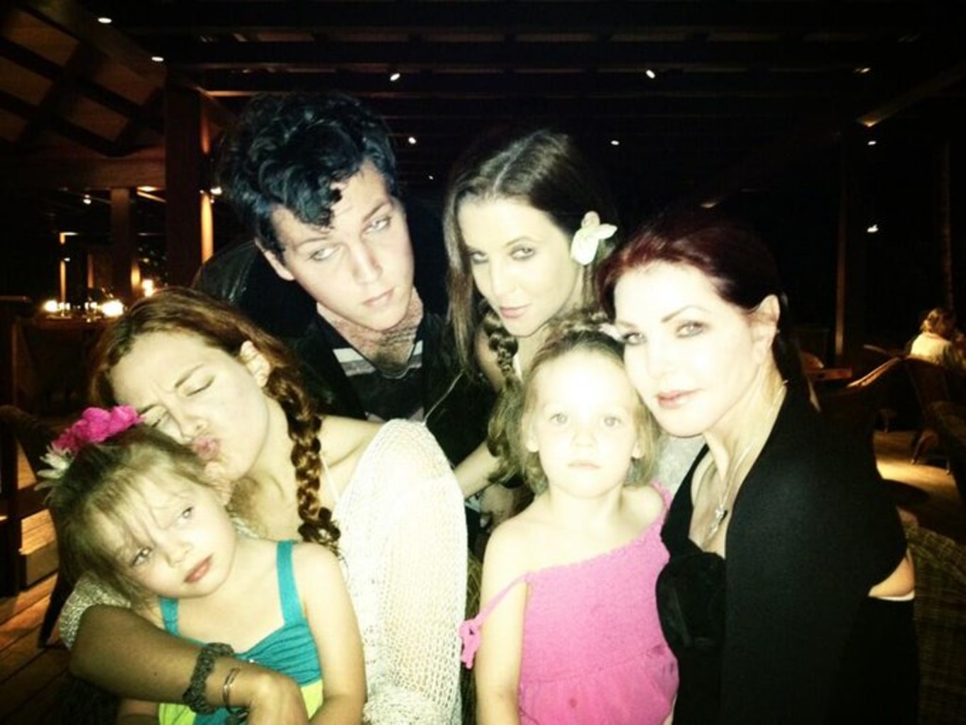 Riley Keough แบ่งปันภาพถ่ายหายากของน้องสาวฝาแฝด