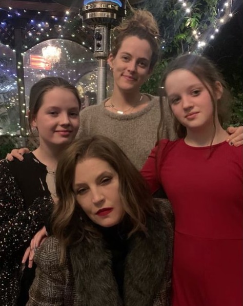 Riley Keough comparte fotos raras de hermanas gemelas más jóvenes