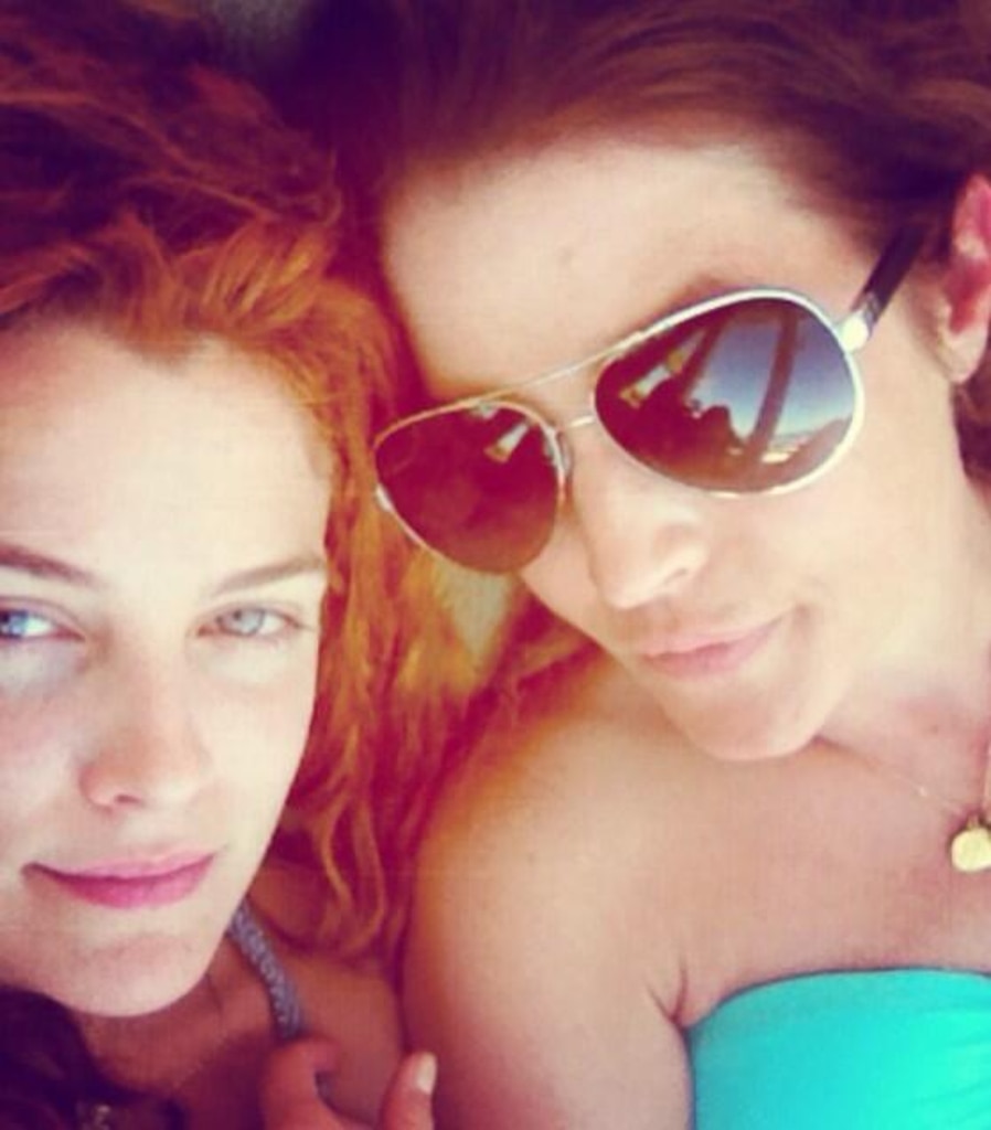 Riley Keough แบ่งปันภาพถ่ายหายากของน้องสาวฝาแฝด