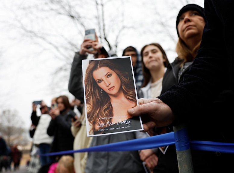 Fans, Public memorial for Lisa Marie Presley