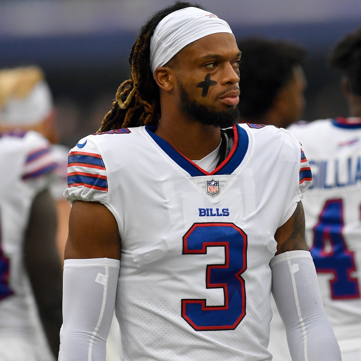 Damar Hamlin’s Uncle Says NFL Star Is on Ventilator Damar Hamlin’s Uncle Says NFL Star Is on Ventilator