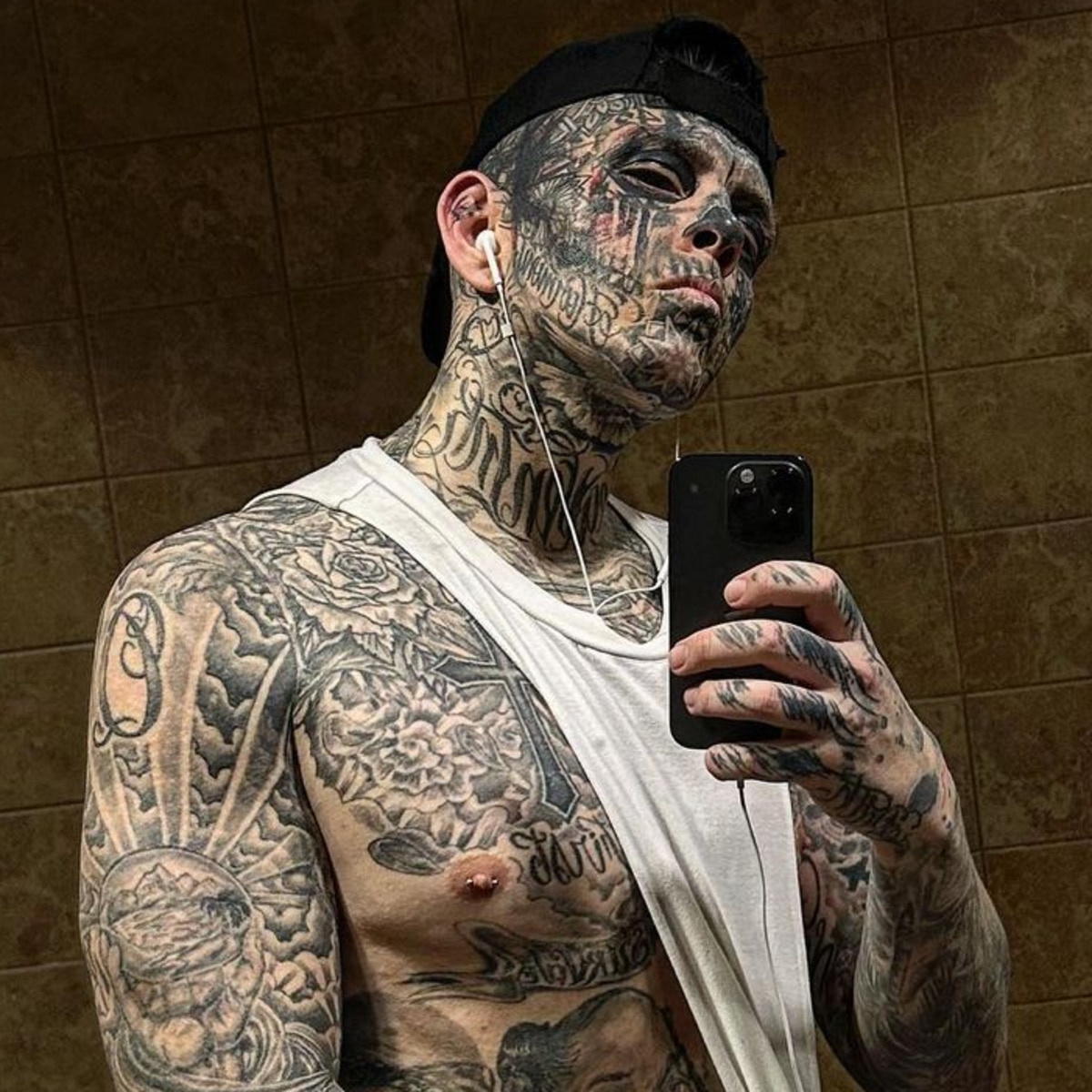 Bodybuilder goes to extremes to tattoo every body part