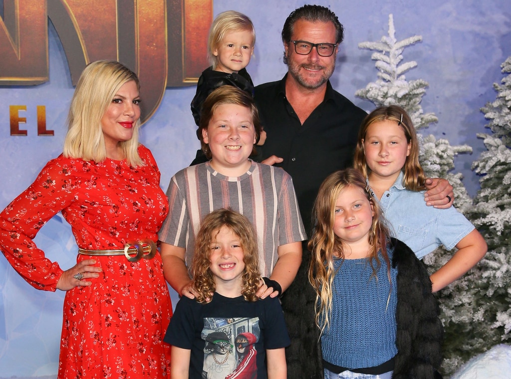 Tori Spelling แบ่งปันการอัปเดตเกี่ยวกับความสัมพันธ์ของ Dean McDermott ท่ามกลางการหย่าร้าง