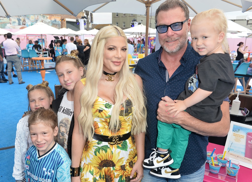 Tori Spelling tentou esfaquear o irmão Randy com abridor de cartas quando criança