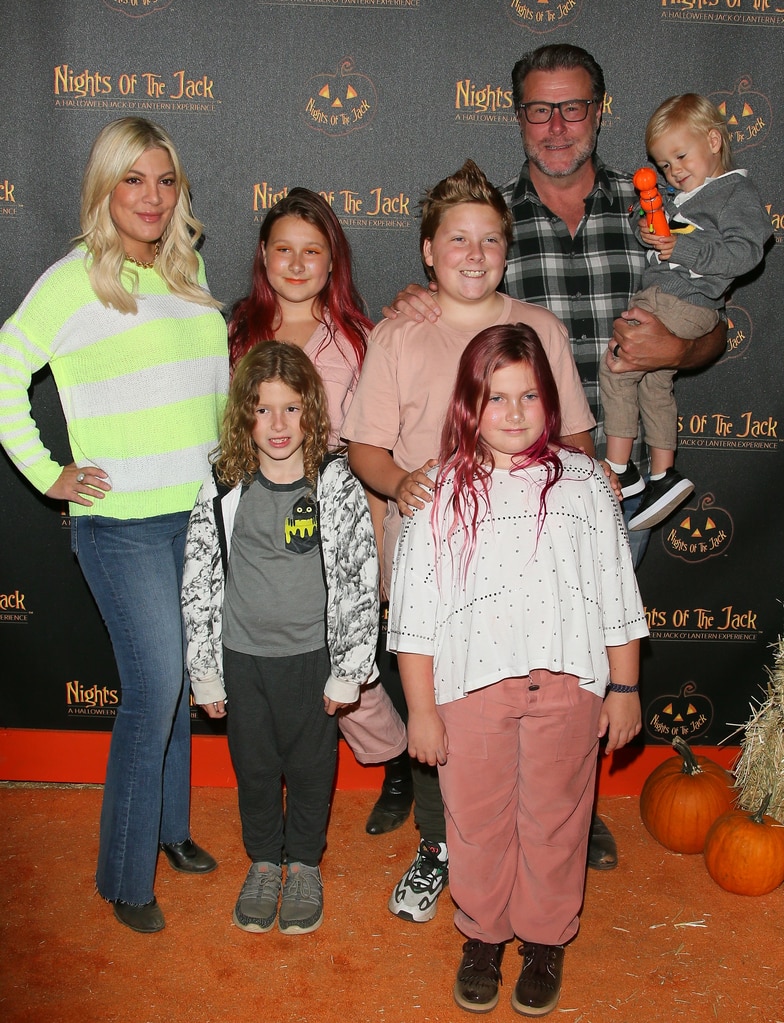 Tori Spelling แบ่งปันการอัปเดตเกี่ยวกับความสัมพันธ์ของ Dean McDermott ท่ามกลางการหย่าร้าง