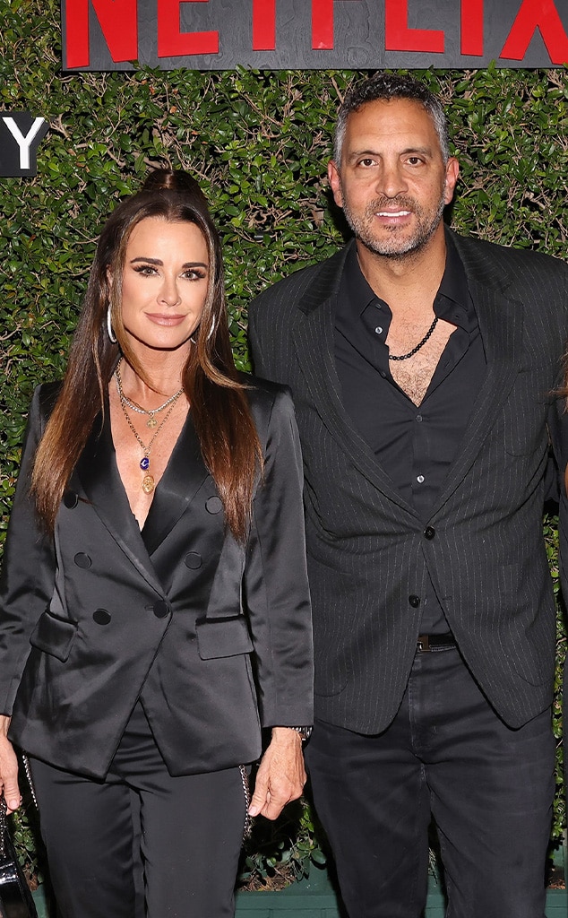 Kyle Richards ดูเหมือนจะตอบสนองต่อ Mauricio Umansky ที่กำลังจูบผู้หญิงคนใหม่