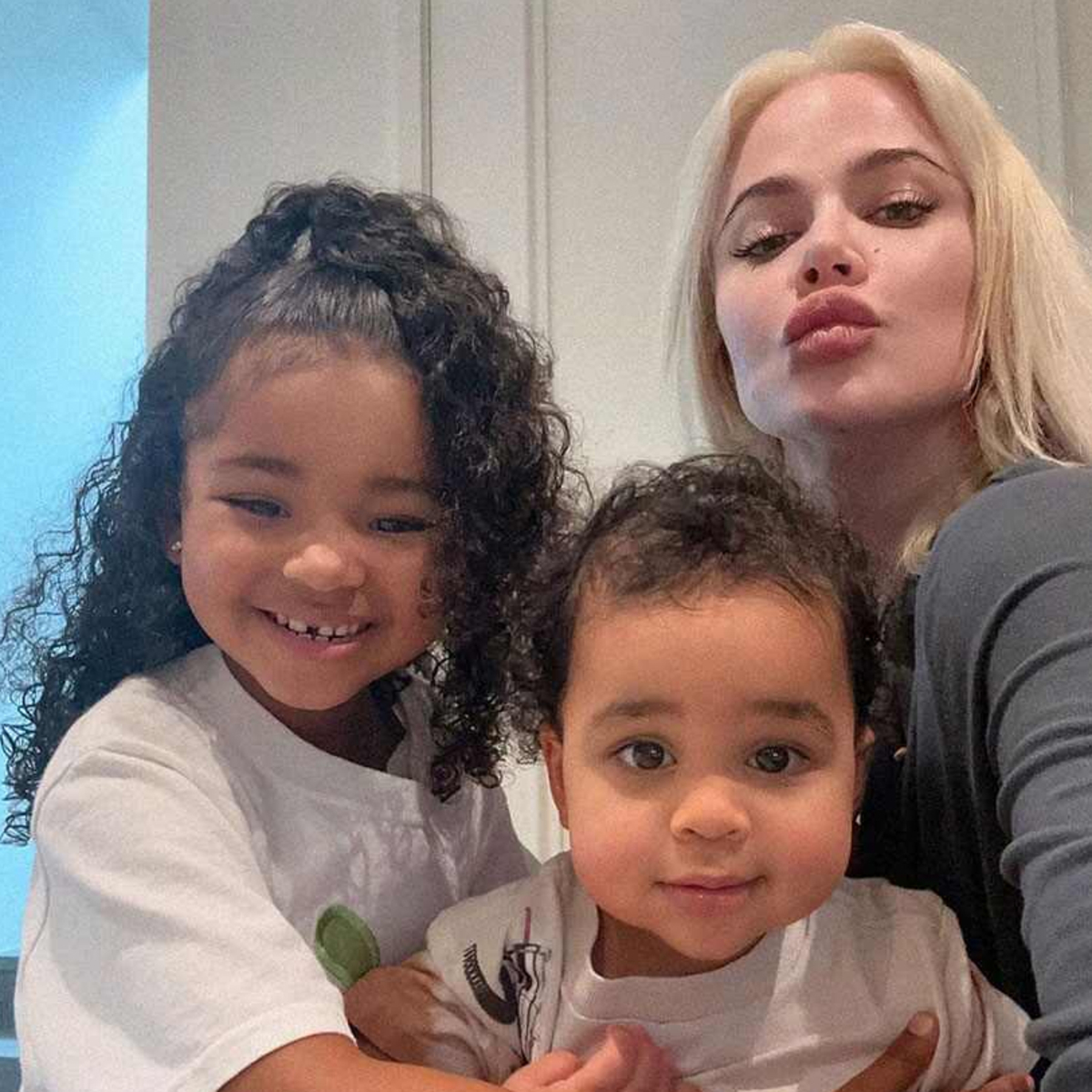 Khloe Kardashian разкрива нов семеен портрет с децата True и Tatum