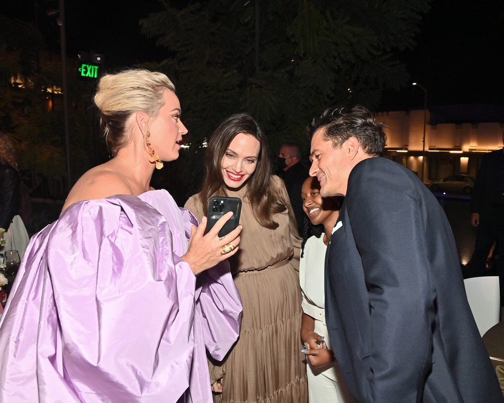 Katy Perry ให้รางวัล Orlando Bloom ด้วยพระราชบัญญัติเรื่องเพศนี้เพราะทำงานบ้าน