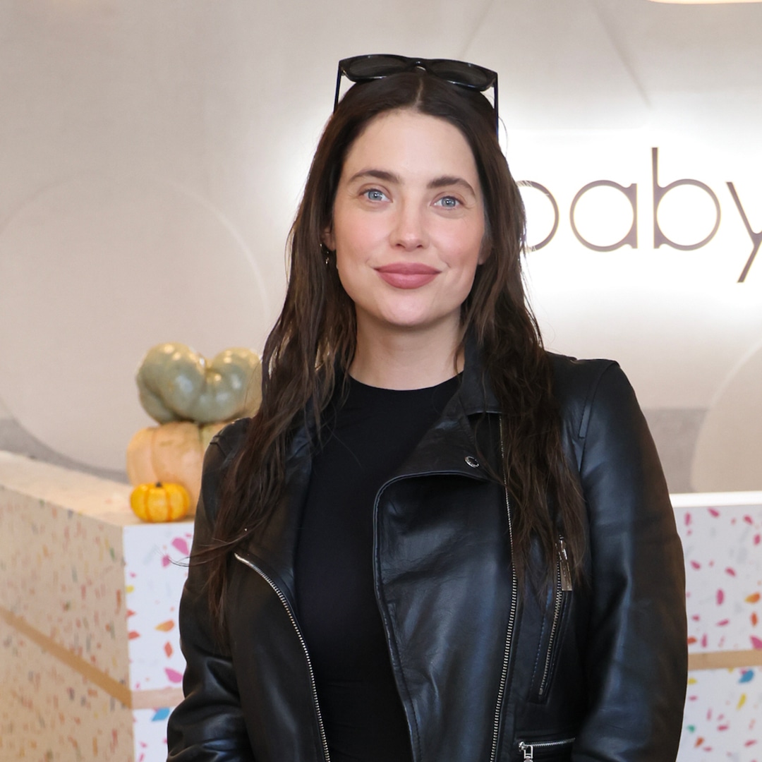 Ашли Бенсън дава доста малко актуализации за новата си глава Звездата от Малки