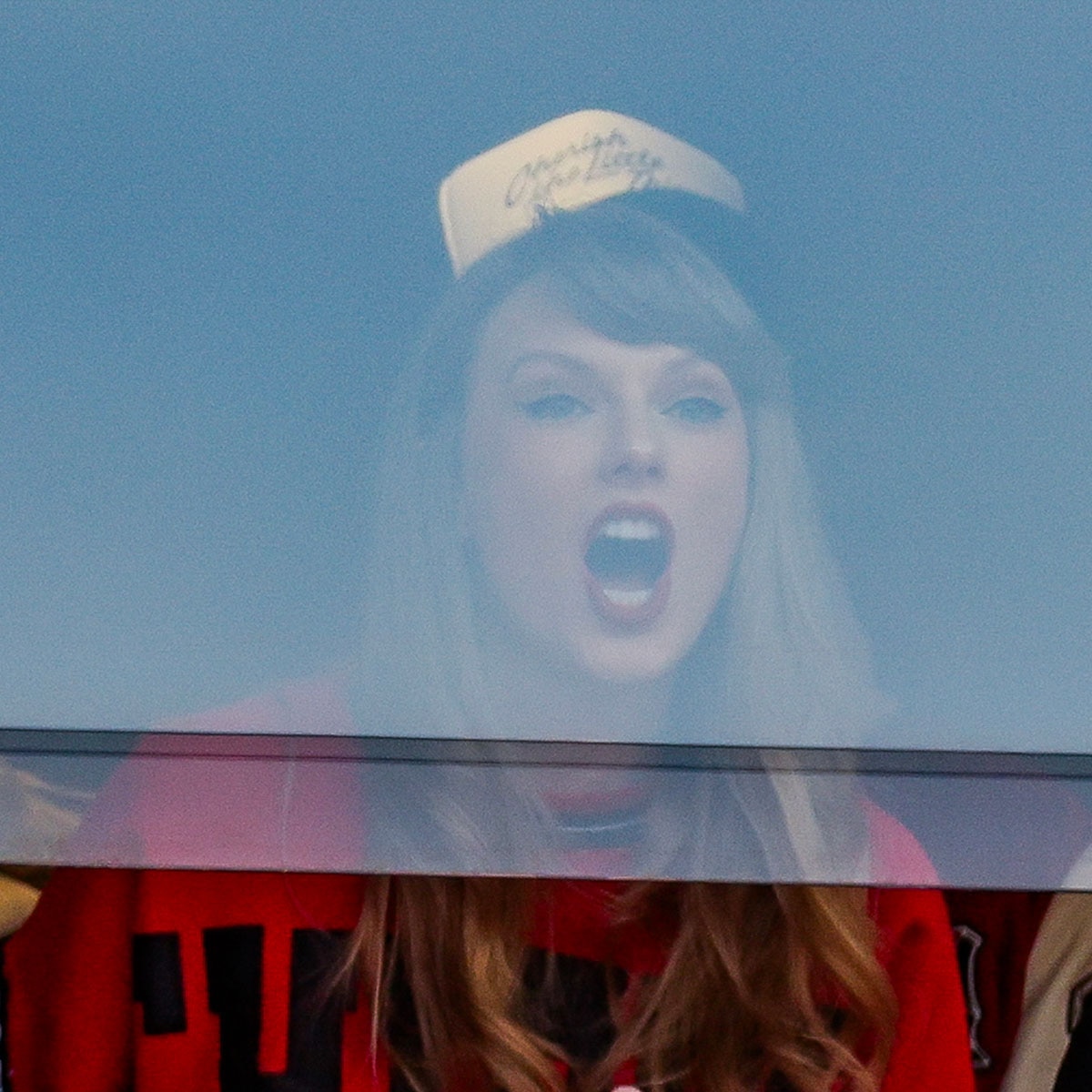 Photos From Taylor Swift Cheers On Travis Kelce At Her 6th Kansas City ...