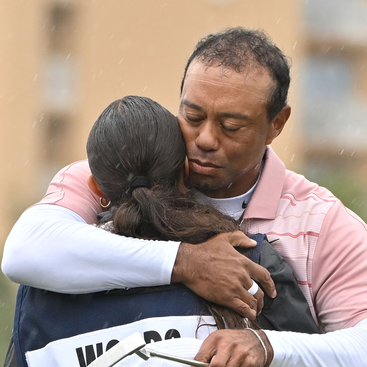 Tiger Woods' daughter Sam serves as his caddie for 1st time - ABC News