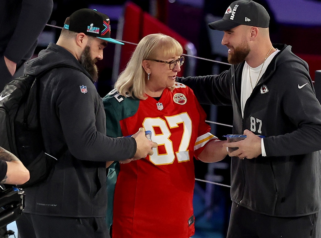 Donna Kelce의 휴일 터치다운 카메오에는 Travis Kelce 이스터 에그가 포함되어 있습니다.